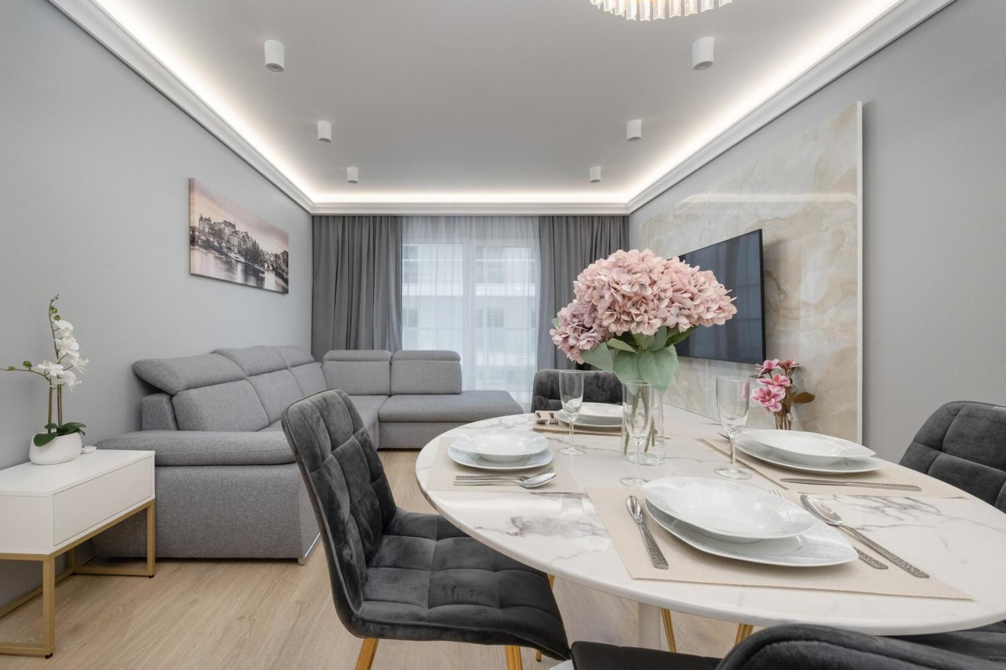 Elegant Apartment With Balcony By The Oder River In Wroclaw By Renters Prestige Eksteriør billede