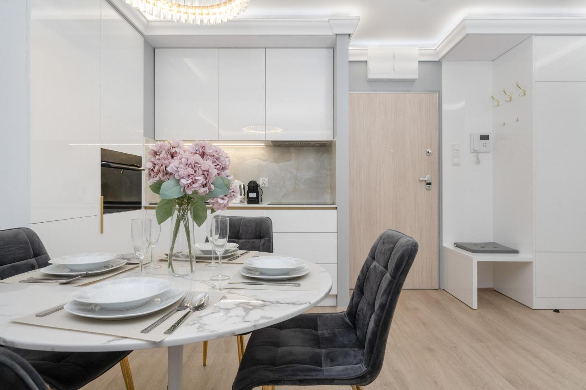 Elegant Apartment With Balcony By The Oder River In Wroclaw By Renters Prestige Eksteriør billede